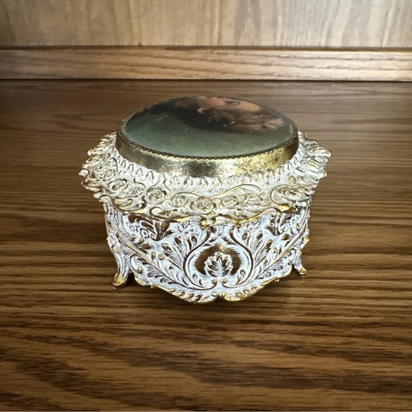 Small Victorian Ornate Gold & White
Music Trinket Box. Gold Lining. 3x4". VTG - Picture 13 of 17